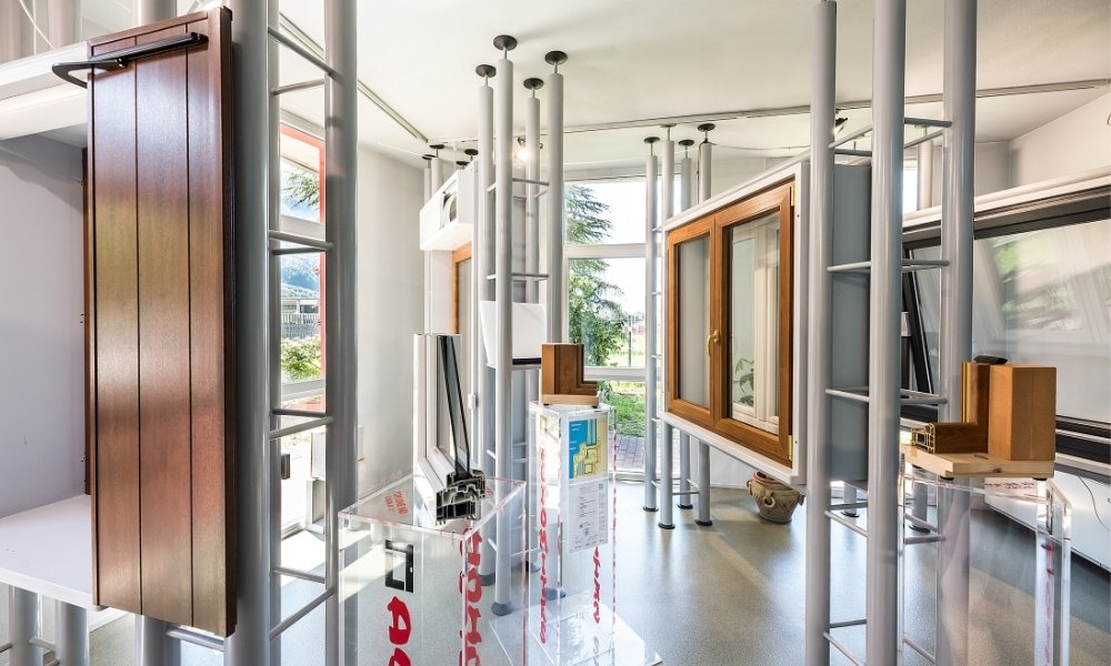 Dolomites Infissi – partner ufficiale Schüco PWS Italia nel Triveneto Showroom Dolomites Infissi con campionature Schüco PVC – l'unico partner Schüco PWS Italia nel Triveneto