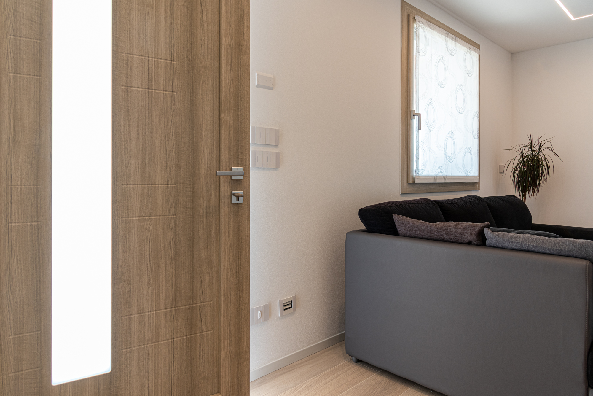 Interno di una casa con infissi in PVC su misura, che migliorano l'isolamento termico e acustico
