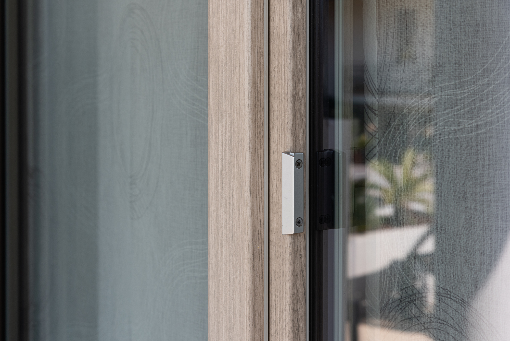 Porta-finestra in PVC che apre su un giardino
