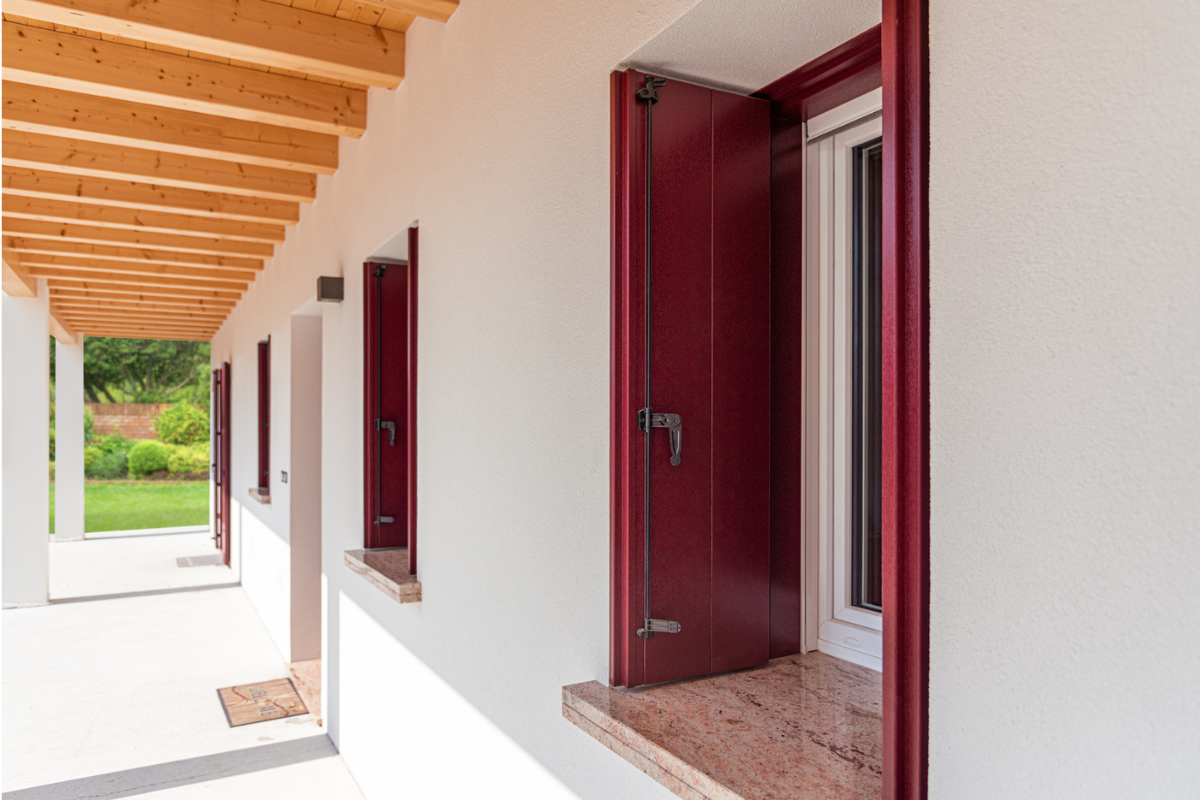 Scuri in PVC Dolomites alla padovana in contesto moderno