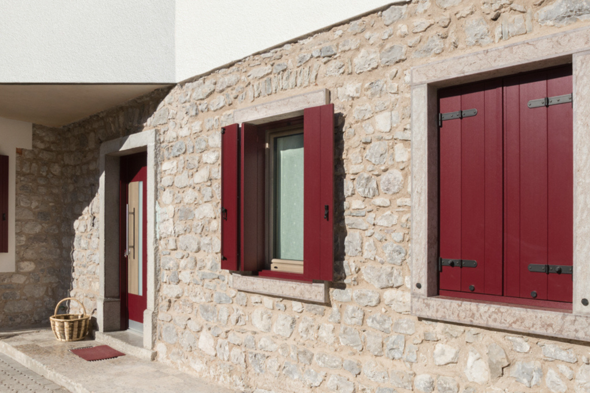 Scuri in PVC Dolomites alla vicentina su casa in pietra