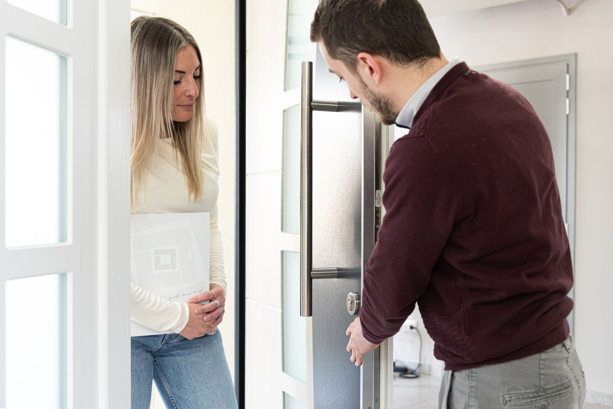 consulente mostra infisso pvc con doppio e triplo vetro allo showroom dolomites