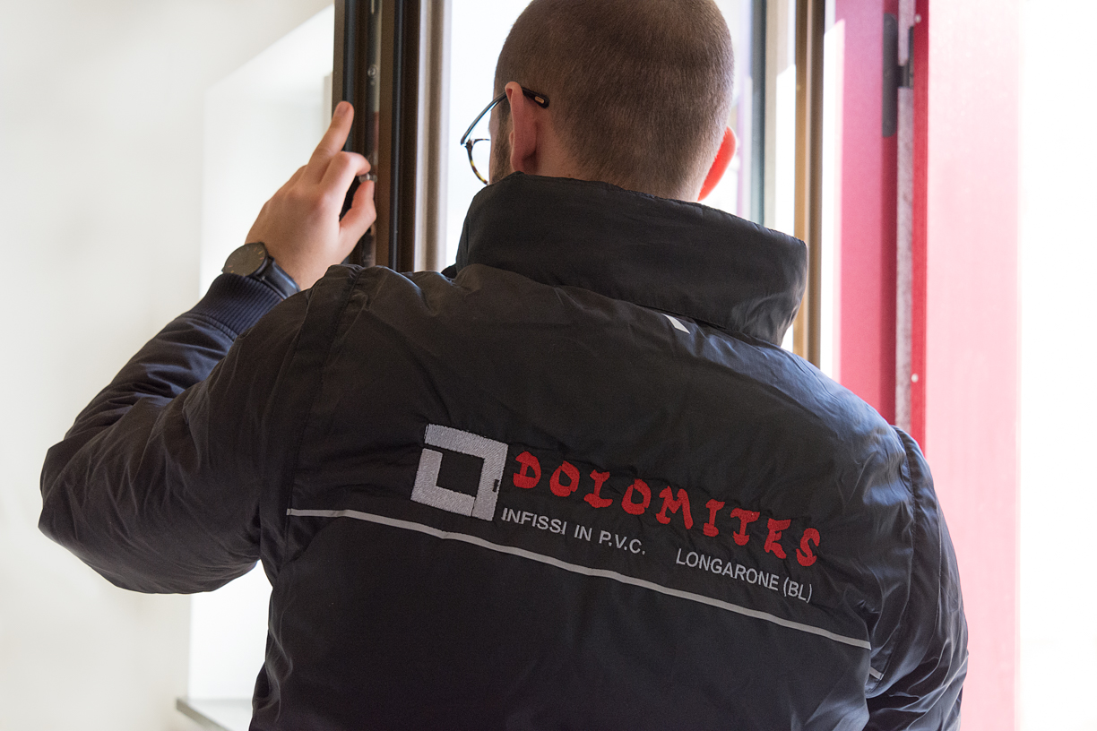 Tecnico specializzato di Dolomites Infissi mentre effettua la sostituzione di un serramento in PVC a Treviso.