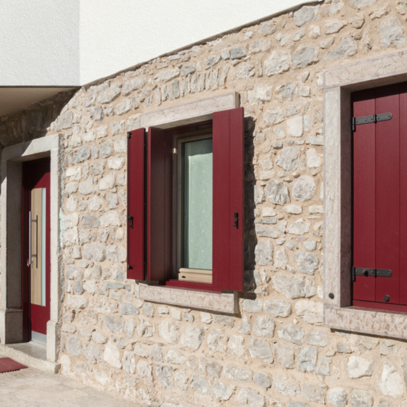 Scuri in PVC Dolomites alla vicentina su casa in pietra