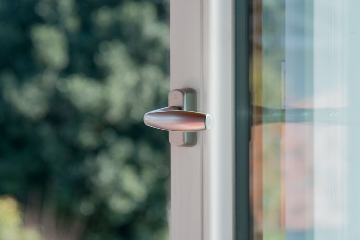 infisso in pvc doppio vetro con vista esterna, installato in una casa moderna