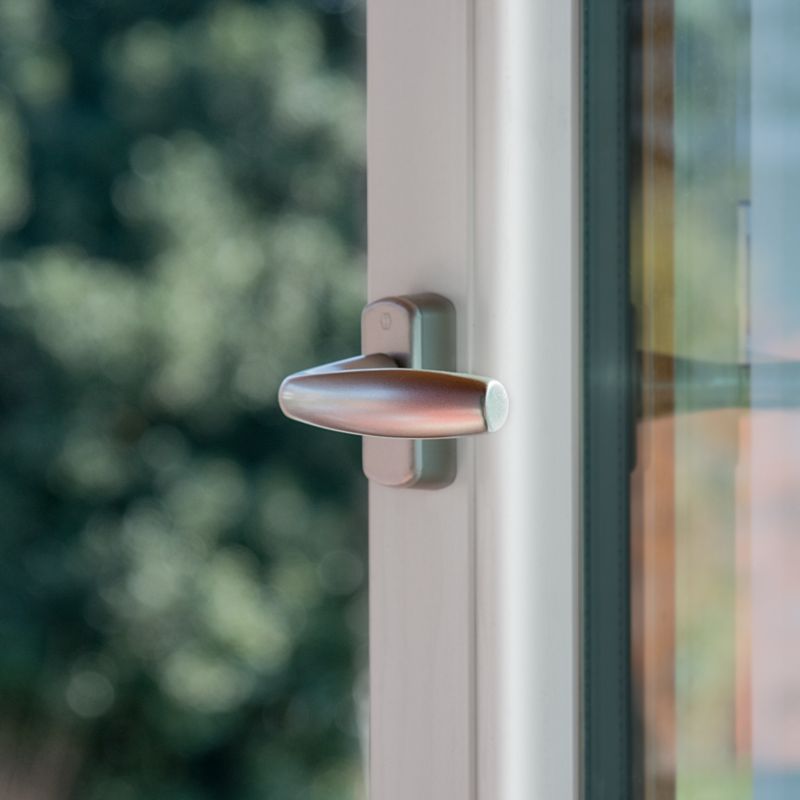 infisso in pvc doppio vetro con vista esterna, installato in una casa moderna