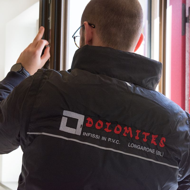 Tecnico specializzato che effettua la manutenzione su una finestra in PVC.